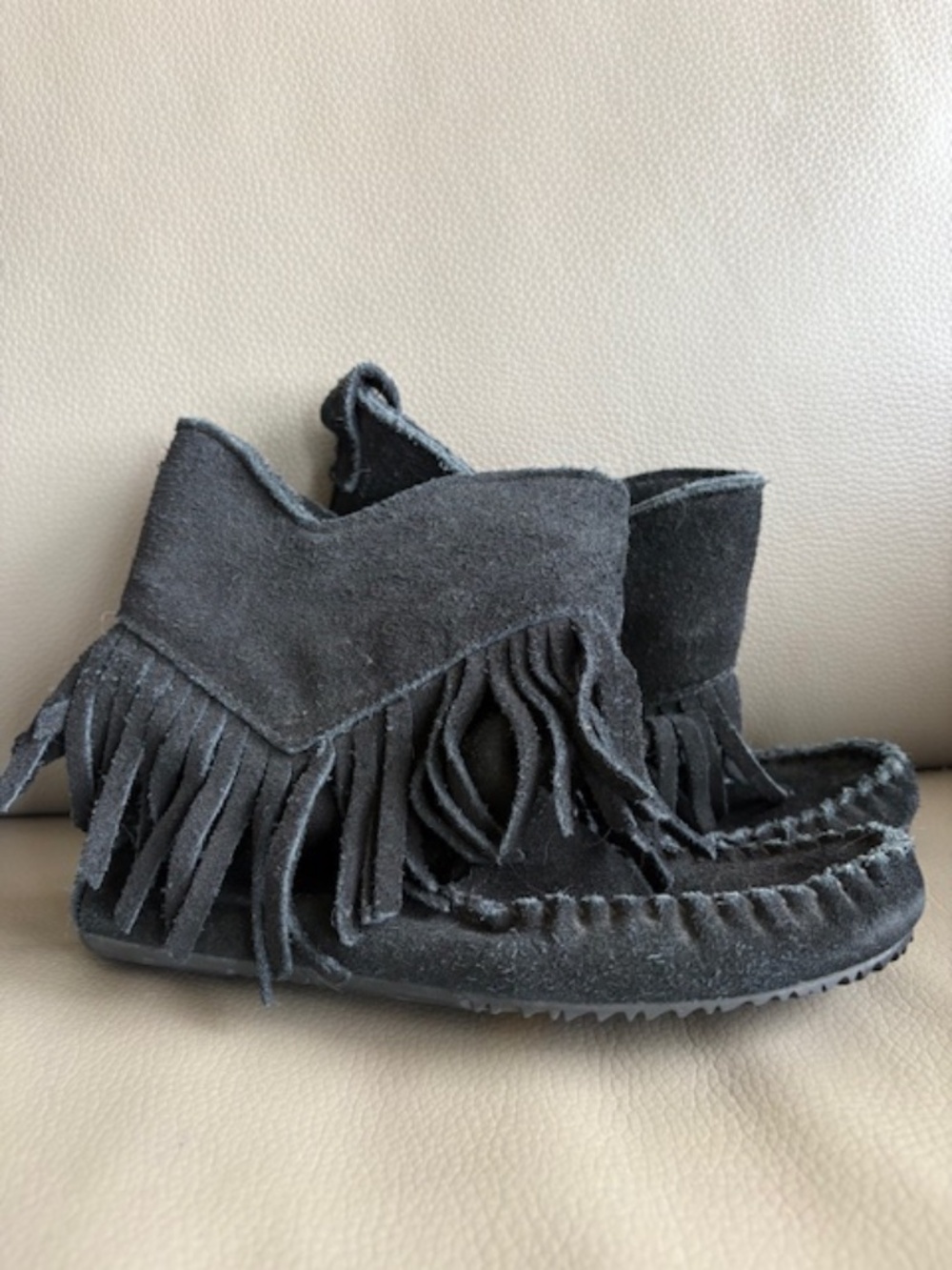 MANITOBAH MUKLUKS Okotoks sz L6 black suede leather fringed moccasin booties